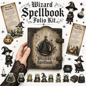 Könnte beinhalten: Ein Wizard Spellbook Folio-Set mit einem zentralen Buch, das einen Hexenhut zeigt, umgeben von Aufklebern mit Zauberern, Fröschen, Zaubertränken und Rezeptkarten. Der Bucheinband ist dunkelbraun mit verzierten Details und Metallverschlüssen.