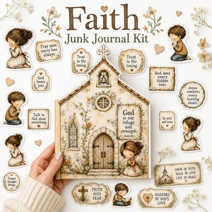 Könnte beinhalten: Ein Faith Junk Journal Kit mit einem kirchenförmigen Heft in der Mitte, das den Text God is our refuge and strength trägt. Das Set enthält verschiedene Aufkleber von betenden Kindern, kleine Herzen und Etiketten mit religiösen Zitaten.