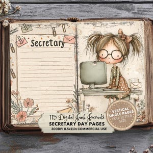 Può includere: Un diario digitale in stile vintage. Il libro aperto presenta pagine a righe con la parola "Secretary" e illustrazioni di una ragazza a una scrivania, buste e fiori. Il testo recita "115 Digital Junk Journals" e "Secretary Day Pages."