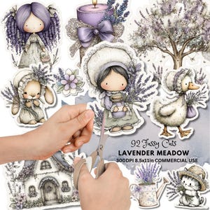 Può includere: Una collezione di adesivi fustellati stravaganti a tema lavanda. I disegni includono una bambola, un coniglietto, un'anatra, un gatto, una candela e una casa, il tutto in morbidi colori pastello. Il testo recita "92 Fussy Cuts Lavender Meadow 8.5x11in Commercial Use."