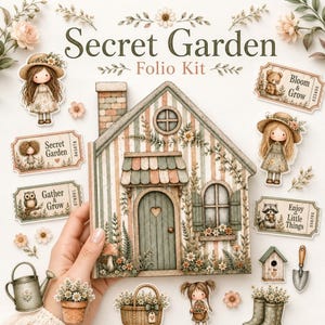 Peut inclure: Un kit de folio Secret Garden comprenant un dossier en forme de maison avec des murs rayés, une porte verte et des motifs floraux. Inclut des autocollants découpés de filles avec des chapeaux, un raton laveur, un hibou, un ours et des outils.
