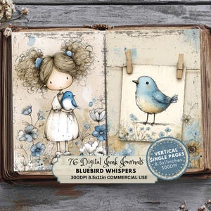 以下が含まれることがあります： 女の子と青い鳥のイラスト、青い鳥の別々の画像が特徴のデジタルジャンクジャーナル。ジャーナルには青い花のアクセントと「Bluebird Whispers」のテキストが含まれています。ページサイズは21.59cm x 27.94cmです。