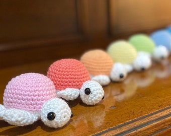 Tortugas arcoíris: juguete amigurumi y llaveros hechos a mano, tejidos a crochet y con aroma a lavanda