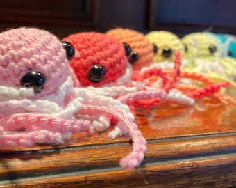 Rainbow Baby Jellyfish: handgemaakte, gehaakte, lavendel geurende amigurumi speelgoed en sleutelhangers