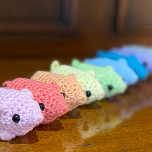 Cerditos arcoíris: juguetes amigurumi y llaveros hechos a mano, tejidos a crochet y con aroma a lavanda