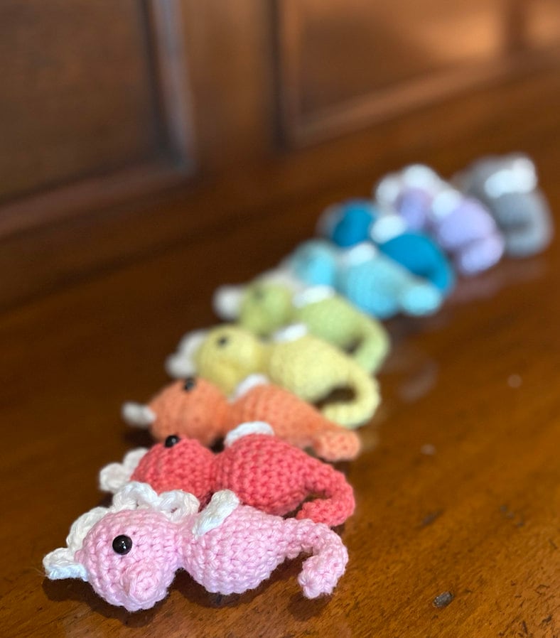 Caballitos de mar arcoíris: juguete amigurumi y llaveros hechos a mano, tejidos a crochet y con aroma a lavanda