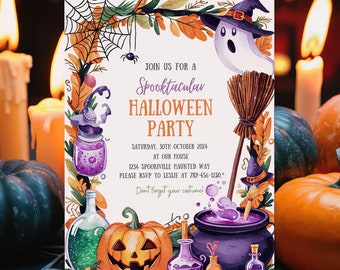 Puede incluir: Una invitación a una fiesta de Halloween con un fondo blanco e ilustraciones coloridas. La invitación presenta un sombrero de bruja, un fantasma, un caldero, una calabaza y una escoba. El texto dice "Join us for a Spooktacular Halloween Party" e incluye la fecha, la hora y la ubicación de la fiesta.