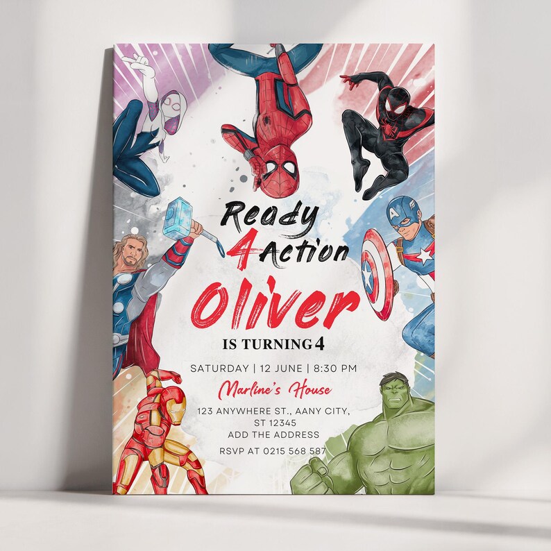K&ouml;nnte beinhalten: Eine farbenfrohe Einladung zu einer Superhelden-Geburtstagsparty. Die Einladung zeigt einen Aquarellhintergrund mit Bildern beliebter Superhelden, darunter Spider-Man, Captain America, Thor, Iron Man und Hulk. Der Text lautet "Ready 4 Action Oliver is turning 4" mit den Partydetails darunter.