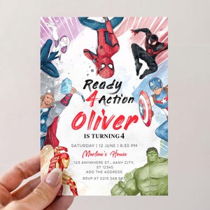 K&ouml;nnte beinhalten: Eine farbenfrohe Geburtstagseinladung mit verschiedenen Superhelden-Charakteren, darunter Spider-Man, Captain America, Hulk und Thor. Die Einladung lautet "Ready 4 Action Oliver is turning 4" und enth&auml;lt Details zur Party, einschlie&szlig;lich Datum, Uhrzeit und Ort.