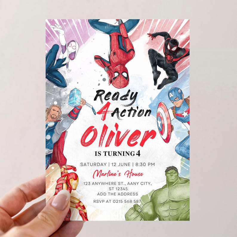 K&ouml;nnte beinhalten: Eine farbenfrohe Geburtstagseinladung mit verschiedenen Superhelden-Charakteren, darunter Spider-Man, Captain America, Hulk und Thor. Die Einladung lautet "Ready 4 Action Oliver is turning 4" und enth&auml;lt Details zur Party, einschlie&szlig;lich Datum, Uhrzeit und Ort.