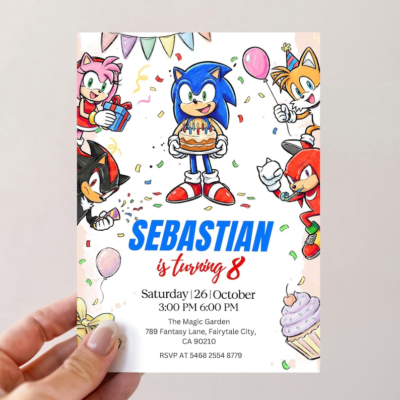 K&ouml;nnte beinhalten: Geburtstagseinladung mit Sonic the Hedgehog und Freunden. Auf der Karte steht "SEBASTIAN wird 8", mit Party-Details. Bunte Illustrationen und Konfetti schm&uuml;cken die Karte, die von einer Hand gehalten wird.