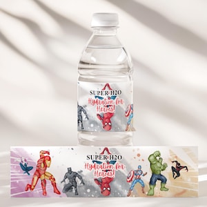 Könnte beinhalten: Wasserflaschenetiketten mit einem Aquarelldesign von Superhelden wie Spiderman, Iron Man, Captain America und Hulk. Die Etiketten lauten "Super H2O Hydration for Heroes!"