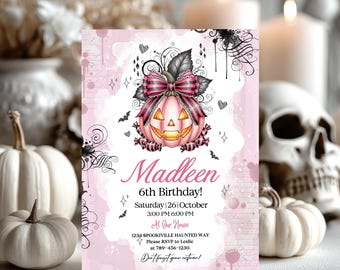 Könnte beinhalten: Rosa Halloween-Geburtstagseinladung mit einem Kürbis-Design mit einer rosa und schwarzen Schleife. Die Einladung enthält den Namen "Madleen", das Alter "6th Birthday!", Datum, Uhrzeit und Adresse. Dekorative Fledermäuse und Sterne sind ebenfalls enthalten.