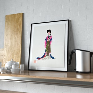 Pode incluir: Uma ilustra&ccedil;&atilde;o em preto e branco emoldurada de uma mulher com um vestido tradicional chin&ecirc;s rosa e verde com uma faixa azul. A mulher est&aacute; em p&eacute; sobre um fundo branco com um selo vermelho no canto inferior esquerdo.
