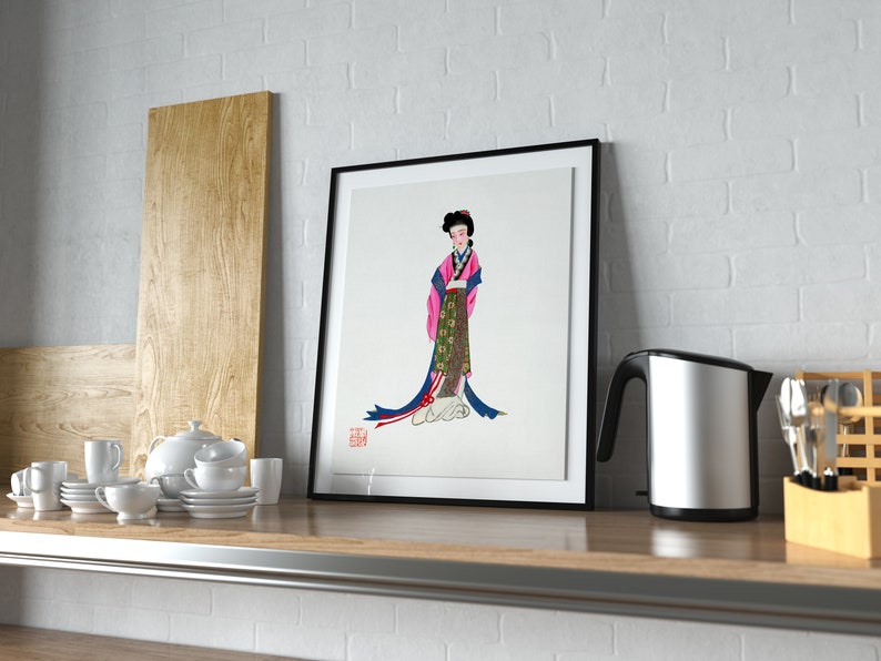 Pode incluir: Uma ilustra&ccedil;&atilde;o em preto e branco emoldurada de uma mulher com um vestido tradicional chin&ecirc;s rosa e verde com uma faixa azul. A mulher est&aacute; em p&eacute; sobre um fundo branco com um selo vermelho no canto inferior esquerdo.