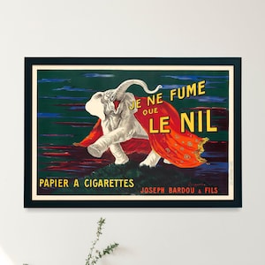 Könnte beinhalten: Ein französisches Vintage-Werbeplakat für Le Nil-Zigaretten mit einem weißen Elefanten, der einen roten und orangefarbenen Schal trägt. Das Plakat lautet "Je ne fume que Le Nil" und "Papier a Cigarettes Joseph Bardou & Fils".