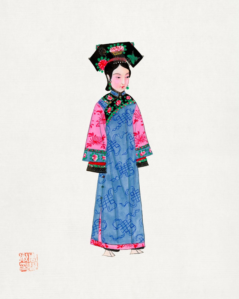 Pode incluir: Uma mulher com um vestido tradicional chin&ecirc;s com um padr&atilde;o floral azul e rosa. Ela est&aacute; usando um chap&eacute;u preto com uma flor rosa no topo. O vestido tem uma gola alta e mangas compridas. A mulher est&aacute; em p&eacute; em um fundo branco.