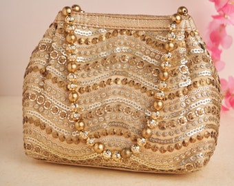 Borsa Golden Pearl Potli con ricami dorati, filettatura, coulisse, paillettes e motivo di design, per matrimoni e feste serali.