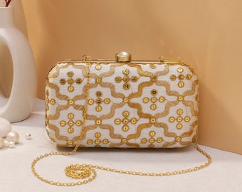 Pochette europea in oro, borsetta a mano, borsa con lavorazione Zari, motivo distintivo e fionda dorata Abiti da matrimonio greci e etnici.