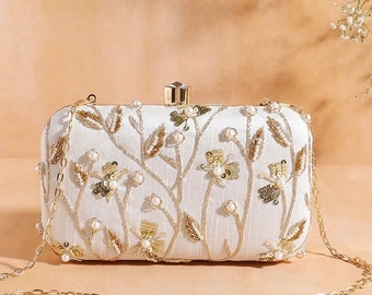 Pochette blanche brodée de clous, sac avec motif de créateur, travail de perles, bandoulière et poignée pour mariage et soirée.