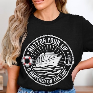 Puede incluir: Camiseta negra con un gráfico blanco de un crucero y el texto "Button Your Lip It Happened On The Ship".