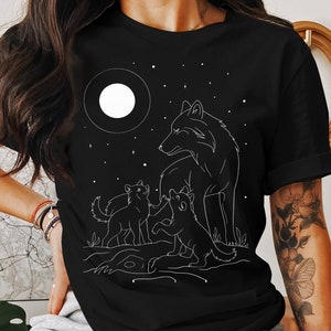 Vargfamilj under fullmåne T-shirt, söt vargflock-t-shirt, djurälskare-t-shirt, naturinspirerad grafisk t-shirt, stjärnklar vargdesign