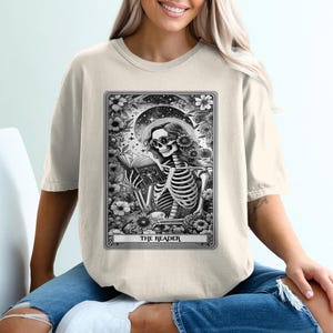 The Reader T-shirt, skeletlezen, bloemen tarotkaart T-shirt, occult shirt, cadeau boekenliefhebber, goth-T-shirt, voor- of achterkant bedrukt