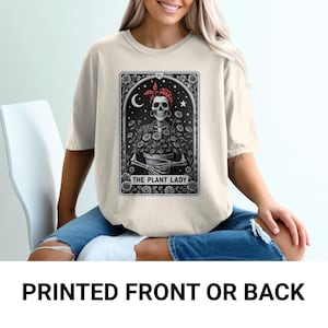 Maglietta "The Plant Lady", maglietta "Skeleton Gardener", disegno dei tarocchi, regalo per il giardinaggio, stampa fronte o retro