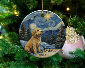 Może przedstawiać: Okrągła ozdoba choinkowa przedstawiająca psa golden doodle na tle gwiaździstej nocy. Ozdoba ma imię "Dakota" i rok "2025". Ozdoba wisi na choince.