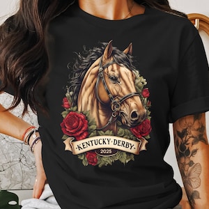 ケンタッキーダービーホース2025Tシャツ、ダービーホースグラフィックTシャツ、レースデーシャツ、馬術イベントTシャツ、競馬2025アパレル、ギフト