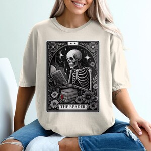 The Reader Skeleton T-shirt, Book Lover Tee, Gothic Tarot Card geïnspireerd, Dark Academia Shirt, Voor- of achterkant bedrukt, Floral Skeleton Shirt