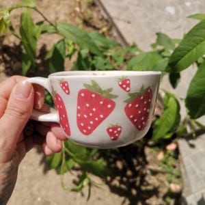 Handgemachte Erdbeer-Keramiktasse - Süße Rote Beeren-Kaffeetasse - Handbemaltes Keramik Geschenk - Cottagecore Ästhetisches Trinkgeschirr - 200 ml