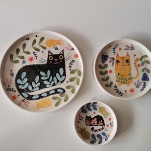 Plato de pared de cerámica con diseño de gato pintado a mano: decoración floral para el hogar