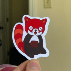 Panda vermelho segurando um triângulo de arroz para laptop, telefone, capa para iPad, teclado, livros