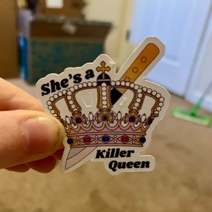 Sticker brillant She's A Killer Queen pour ordinateur portable, téléphone, étui iPad, clavier, livres