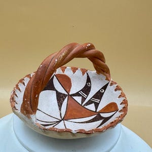 Puede incluir: Un letrero de madera hecho a mano con la palabra "Welcome" en una fuente juguetona. El letrero presenta un fondo blanco desgastado y un marco de madera teñida oscura, ideal para una puerta principal o entrada.