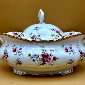 ROYAL ALBERT VAL D'OR FOOTED GRAVY BOAT AND UNDER PLATE WHITE w GOLD TRIM VTG