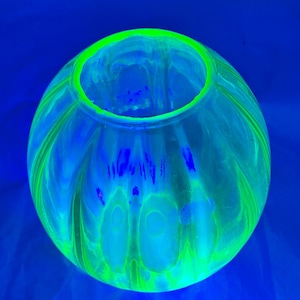Rare Siemen Art Deco Stolle Design Uranium Glass Ball Vase