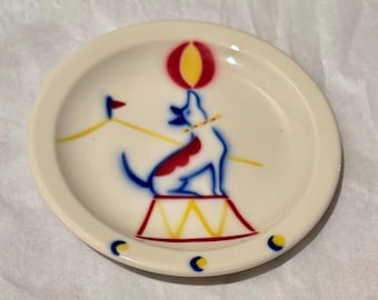 Raro plato infantil de 5,5 pulgadas de la Union Pacific Railroad con la figura de un perro de circo.