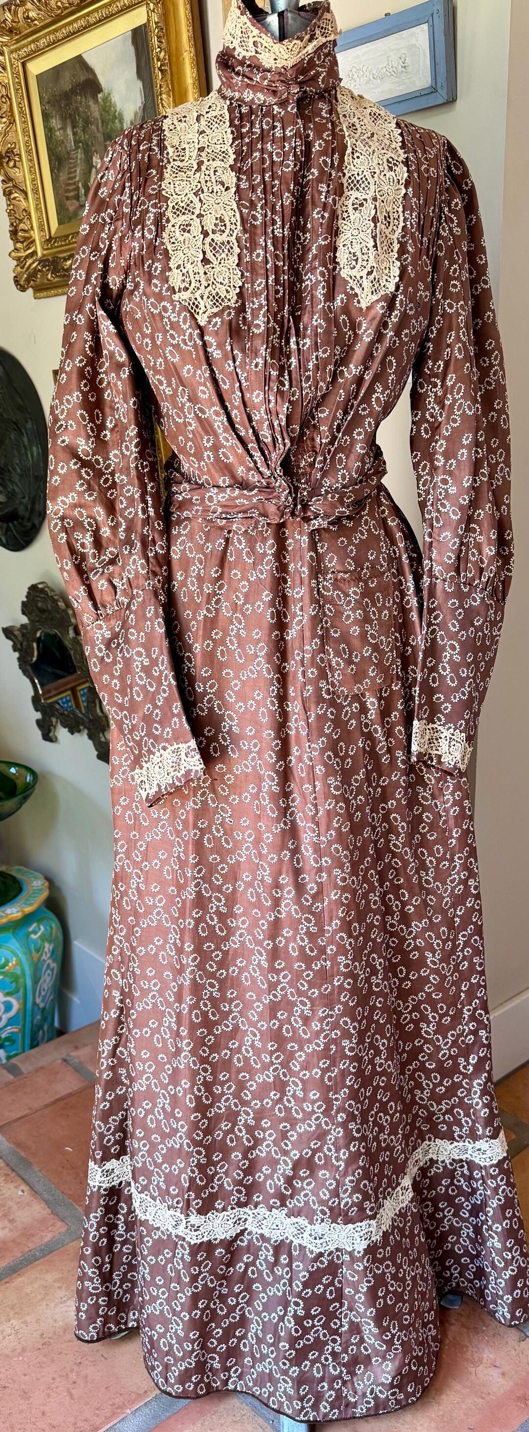 アンティークビクトリア朝のブラウン柄シルクボディス＆スカート