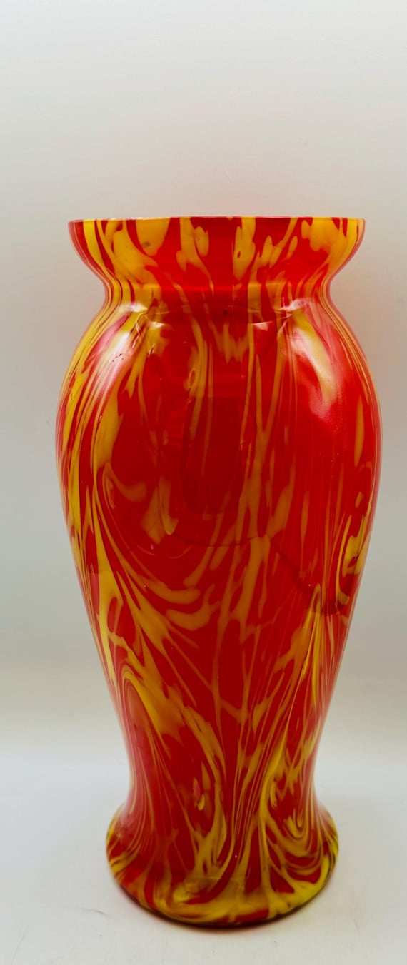 ヴィンテージチェコアールデコガラス花瓶：赤と黄色の渦巻き、12インチ