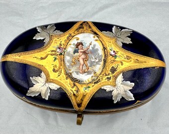 Meraviglioso mobiletto ovale antico in vetro Moser Cobalt Glass dipinto a forma di Cupido