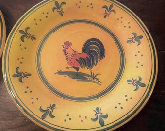 Par de 2 platos llanos de melamina Le Cadeaux de 11" Gallo francés
