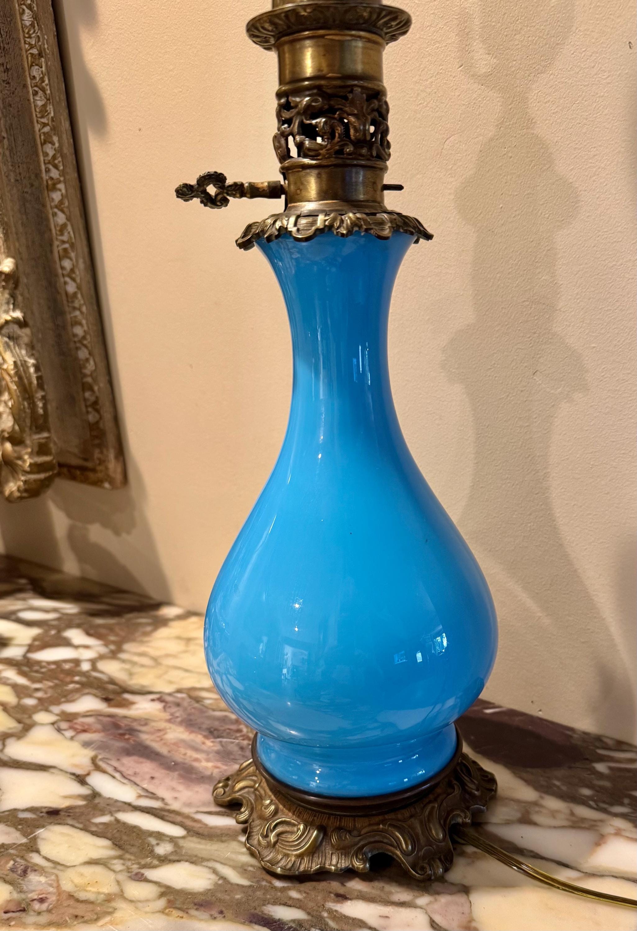 Lampe de table vintage gouttes bleu opaline monture laiton vintage | €195