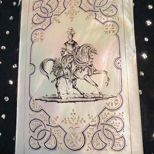 Hermoso cuaderno de notas antiguo francés con incrustaciones de nácar y plata de caballero a caballo