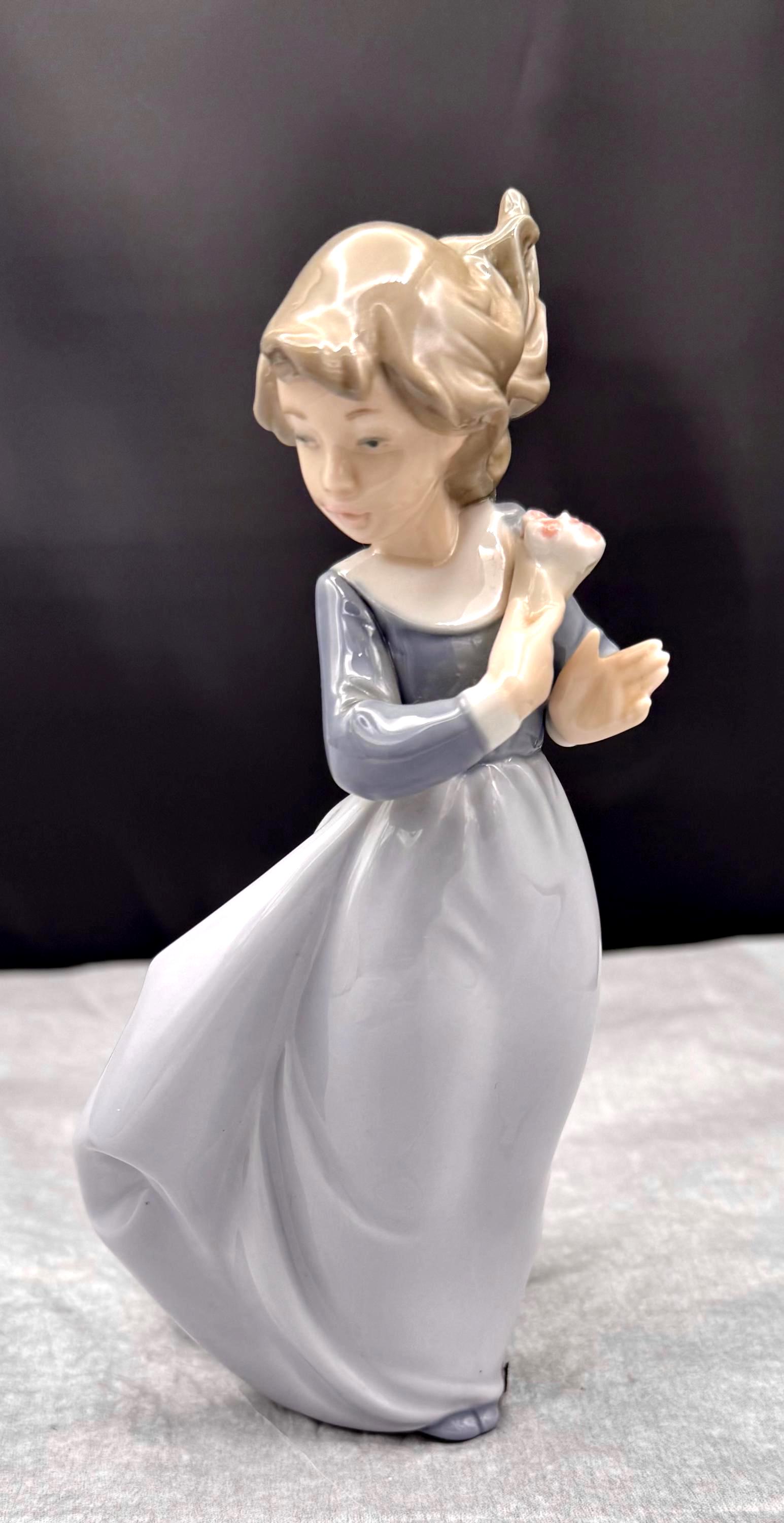 Vintage 1988 Lladro Nao Porcelain Daisa Figurine Girl W/ Flowers