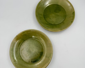 Set van twee vintage Franse Biot Green aardewerk bistroborden van 20 cm.