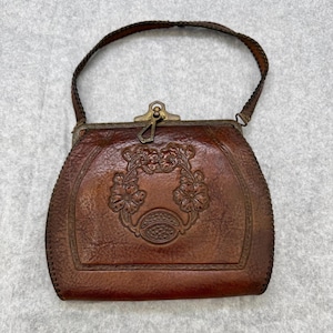 Bolso de mano vintage de cuero con flores en relieve de los años 20, estilo Arts & Crafts