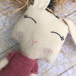 Coniglietto di peluche cucito a mano: arredamento moderno per la cameretta dei bambini