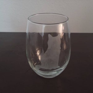 Stemless wine glass with etching of a cat